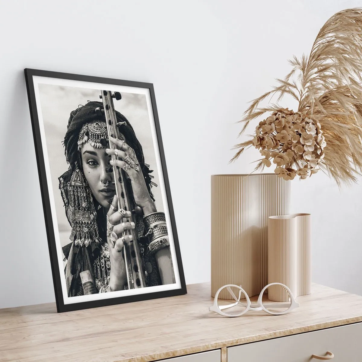 Plakat w czarnej ramie - Sama muzyka orientu - 70x100 cm