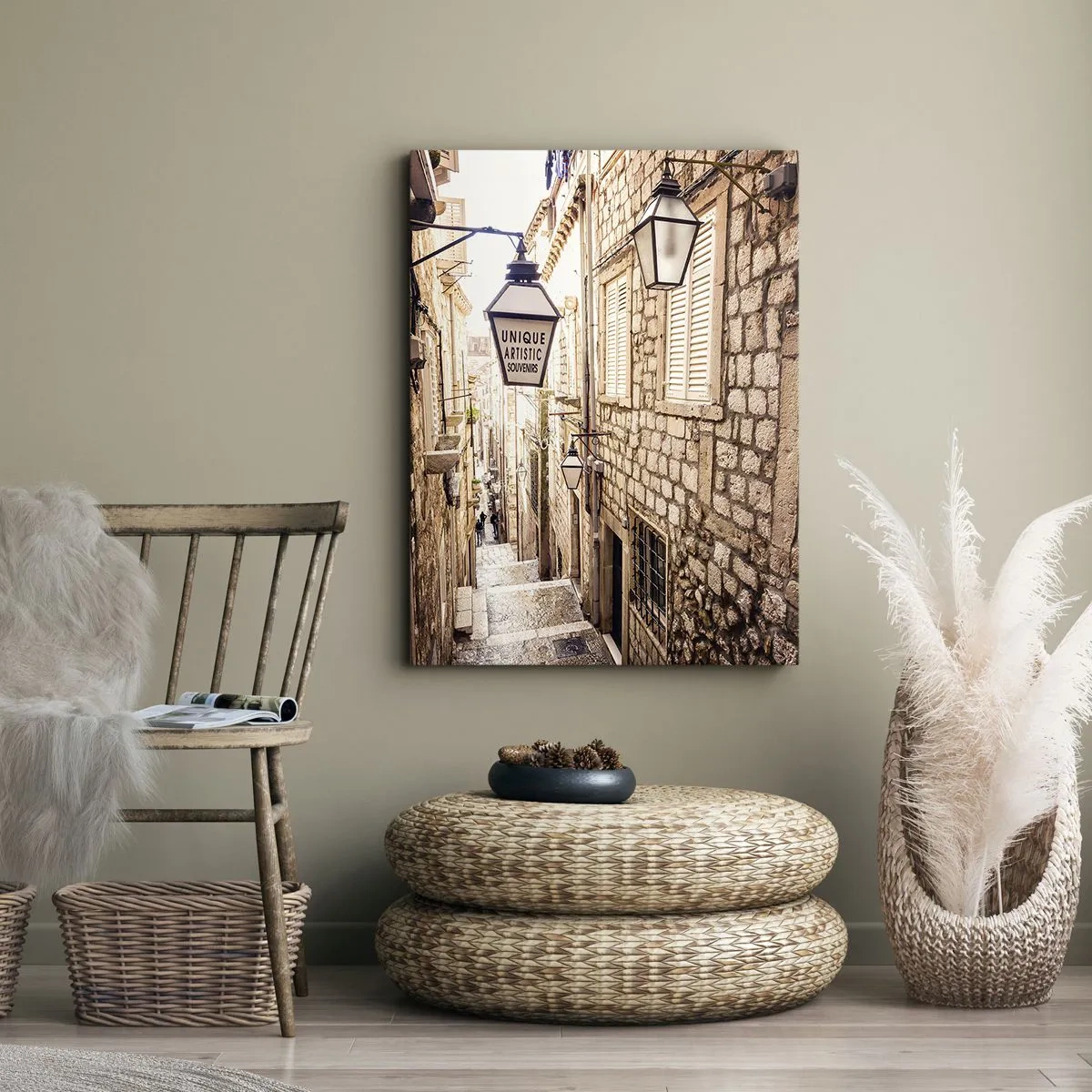 Obraz na płótnie - Wąska, kamienna uliczka z latarniami i szyldem w klimacie śródziemnomorskim - 50x70cm - Urokliwy zaułek - Nowoczesna dekoracja ścienna do salonu, kuchni i sypialni ARTTOR