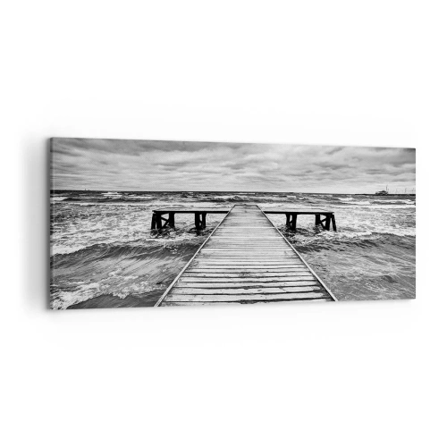 Obraz na płótnie - Czarno-biały widok drewnianego pomostu nad wzburzonym morzem - 120x50cm - Czekam na wiatr, co rozgoni… - Nowoczesna dekoracja ścienna do salonu i sypialni ARTTOR
