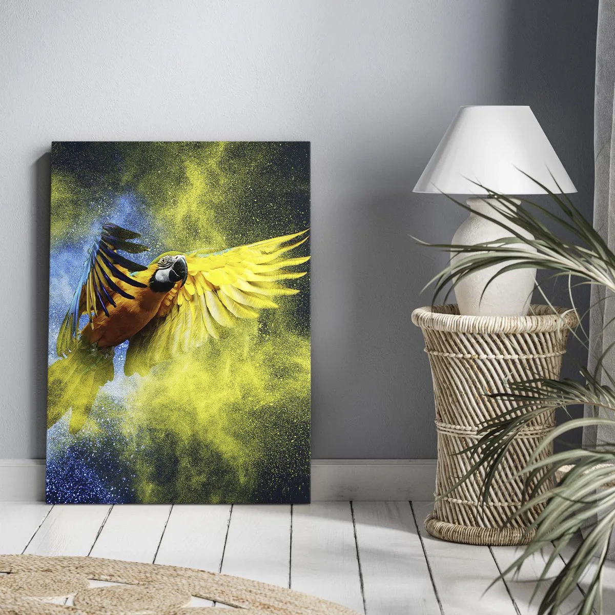 Obraz na płótnie - Papuga w locie na tle kolorowych eksplozji żółtego i niebieskiego - 70x100cm - W błękitno-złotym pyle - Nowoczesna dekoracja ścienna do salonu i sypialni ARTTOR