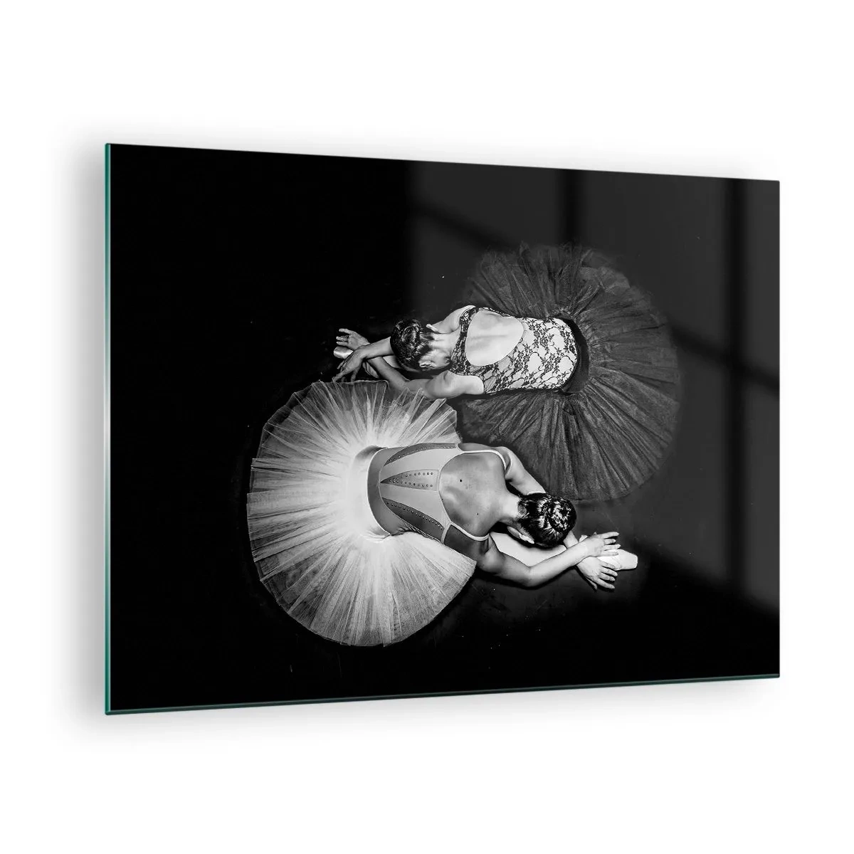 Obraz na szkle - Dwie baletnice w pozie odpoczynku ubrane w czarne i białe tutu - 70x50cm - Jin i jang – idealna równowaga - Nowoczesna dekoracja ścienna do salonu i sypialni ARTTOR