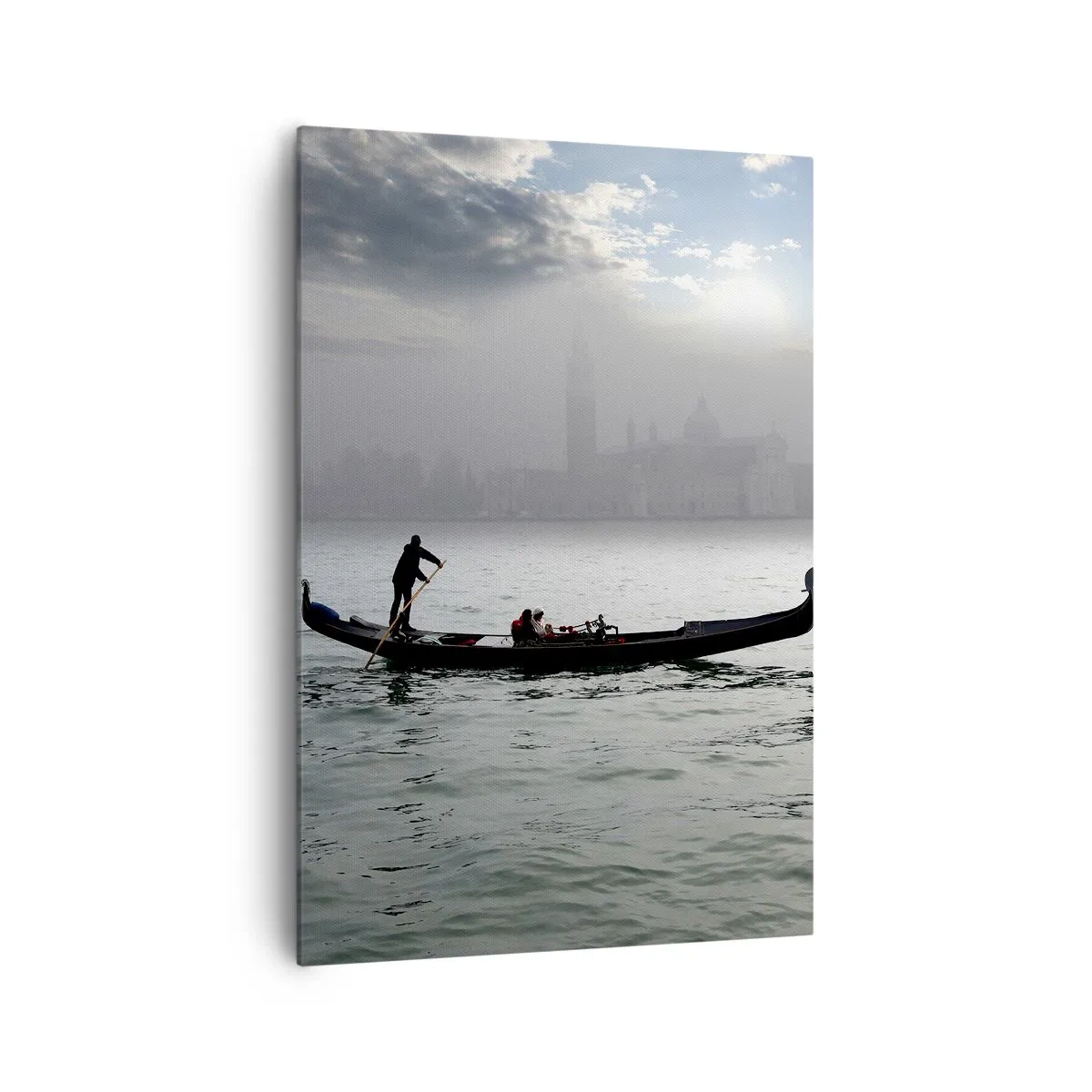 Obraz na płótnie - Gondola płynąca po wodach Wenecji w mglisty poranek z widokiem na miasto - 70x100cm - Bajeczne miasto z wody i mgły - Nowoczesna dekoracja ścienna do salonu i sypialni ARTTOR