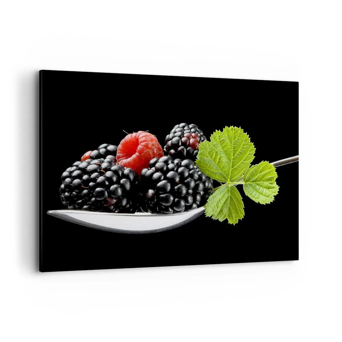 Obraz na płótnie - Jeżyny i maliny na łyżeczce z listkiem na czarnym tle - 100x70cm - Smak świeżości - Nowoczesna dekoracja ścienna do salonu, kuchni i sypialni ARTTOR