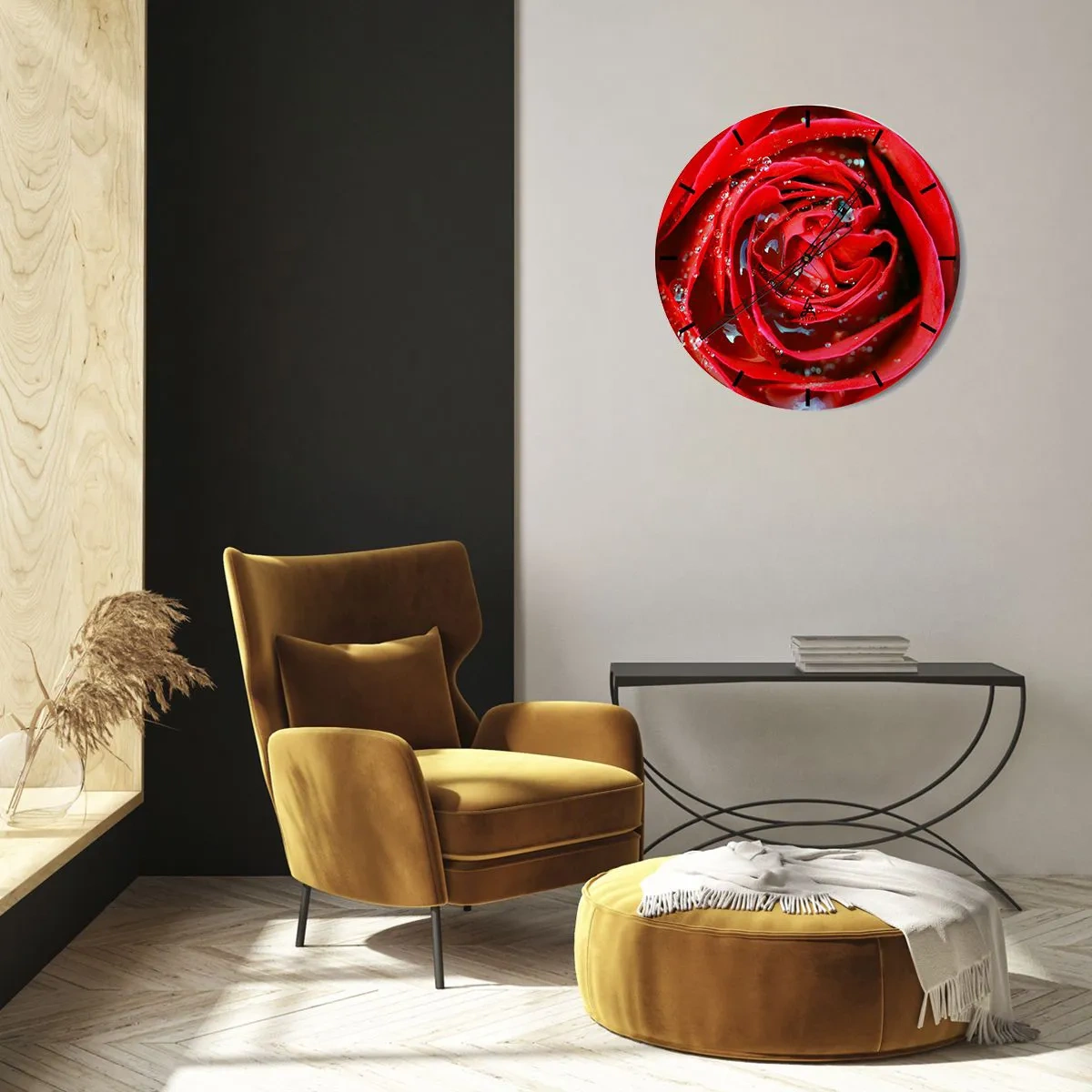 Zegar ścienny - Czerwona róża pokryta kroplami wody w dużym zbliżeniu - 30x30cm - W kroplach rosy - Nowoczesna dekoracja ścienna do salonu, kuchni i sypialni ARTTOR