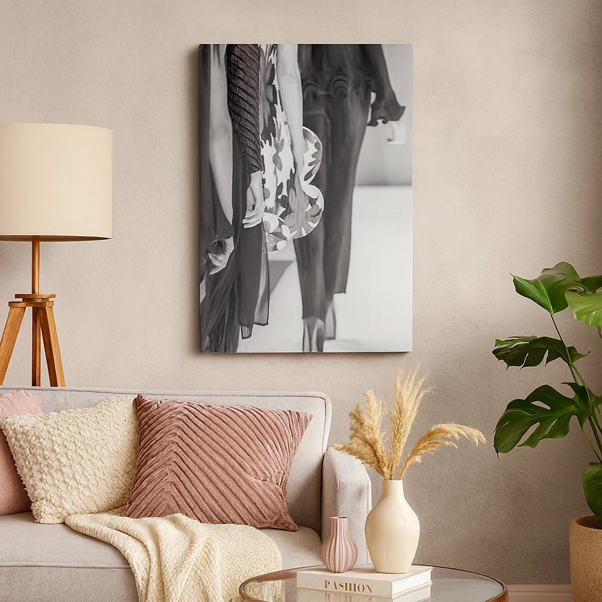 Obraz na płótnie - Czarno-biała fotografia modelek prezentujących modę na wybiegu - 50x70cm - Stylowa parada - Nowoczesna dekoracja ścienna do salonu, kuchni i sypialni ARTTOR