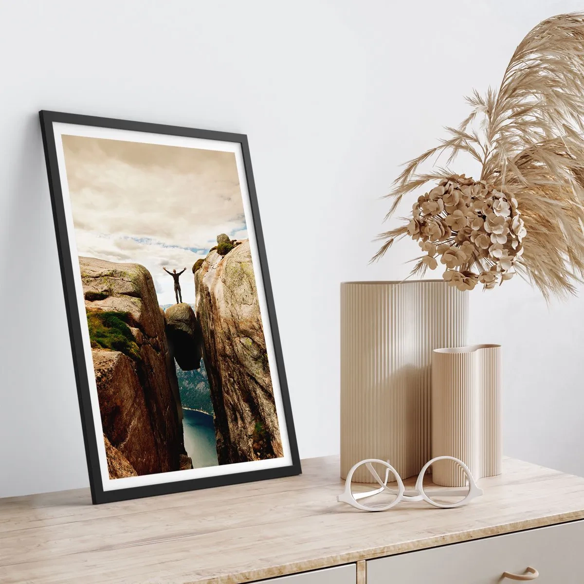 Plakat w czarnej ramie - Człowiek stojący na skale zawieszonej między klifami - 50x70cm - Jak się czuję?! - Nowoczesna dekoracja ścienna do salonu i sypialni ARTTOR