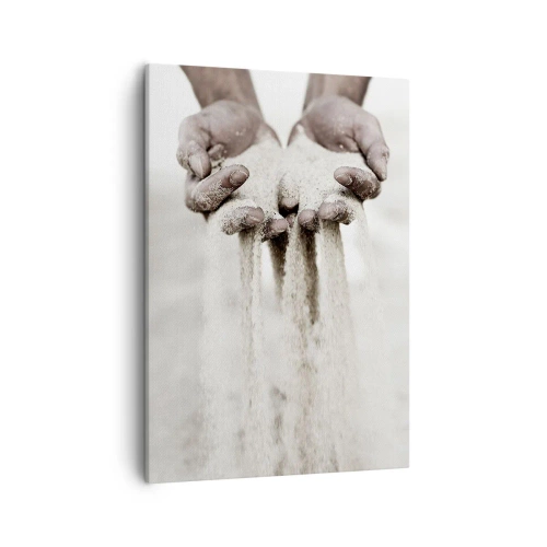 Obraz na płótnie - Dłonie przesypujące drobny piasek na jasnym tle - 50x70cm - Tymi rękoma… - Nowoczesna dekoracja ścienna do salonu, kuchni i sypialni ARTTOR