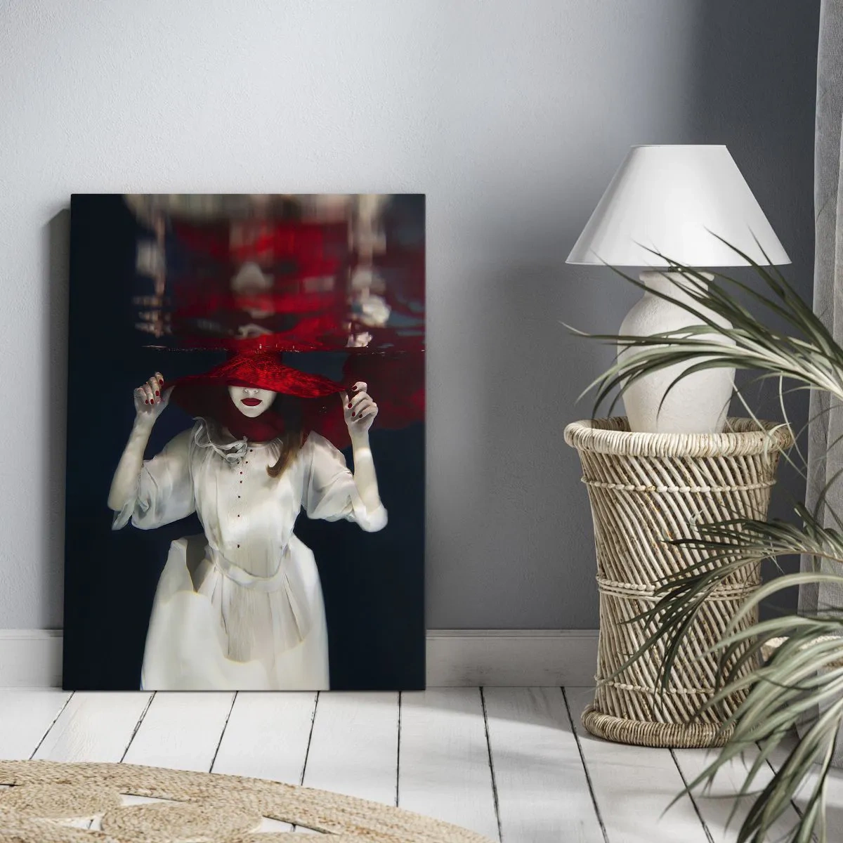 Obraz na płótnie - Kobieta w czerwonym kapeluszu zanurzona w wodzie - 70x100cm - Dziwożona - Nowoczesna dekoracja ścienna do salonu i sypialni ARTTOR