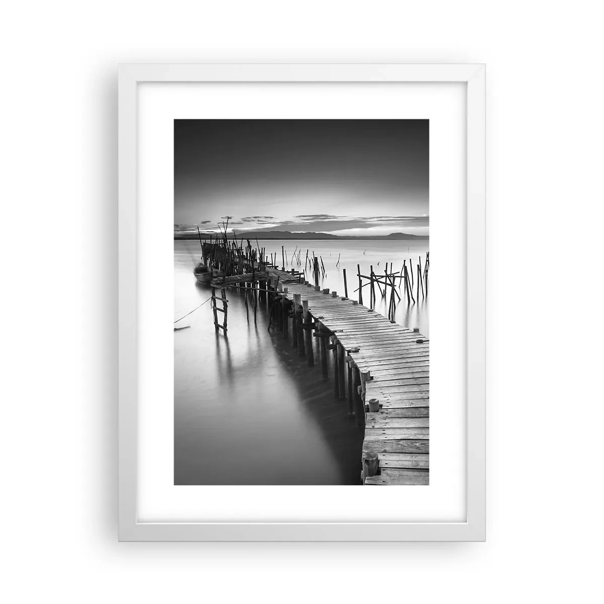 Plakat w białej ramie - Spokój zapomnianego brzegu - 30x40 cm