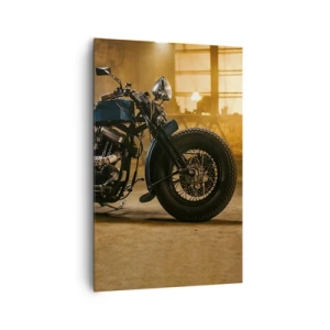 Obraz na płótnie - Stylowy motocykl w industrialnym wnętrzu z ciepłym oświetleniem - 80x120cm - Mogę wszystko - Nowoczesna dekoracja ścienna do salonu i sypialni ARTTOR