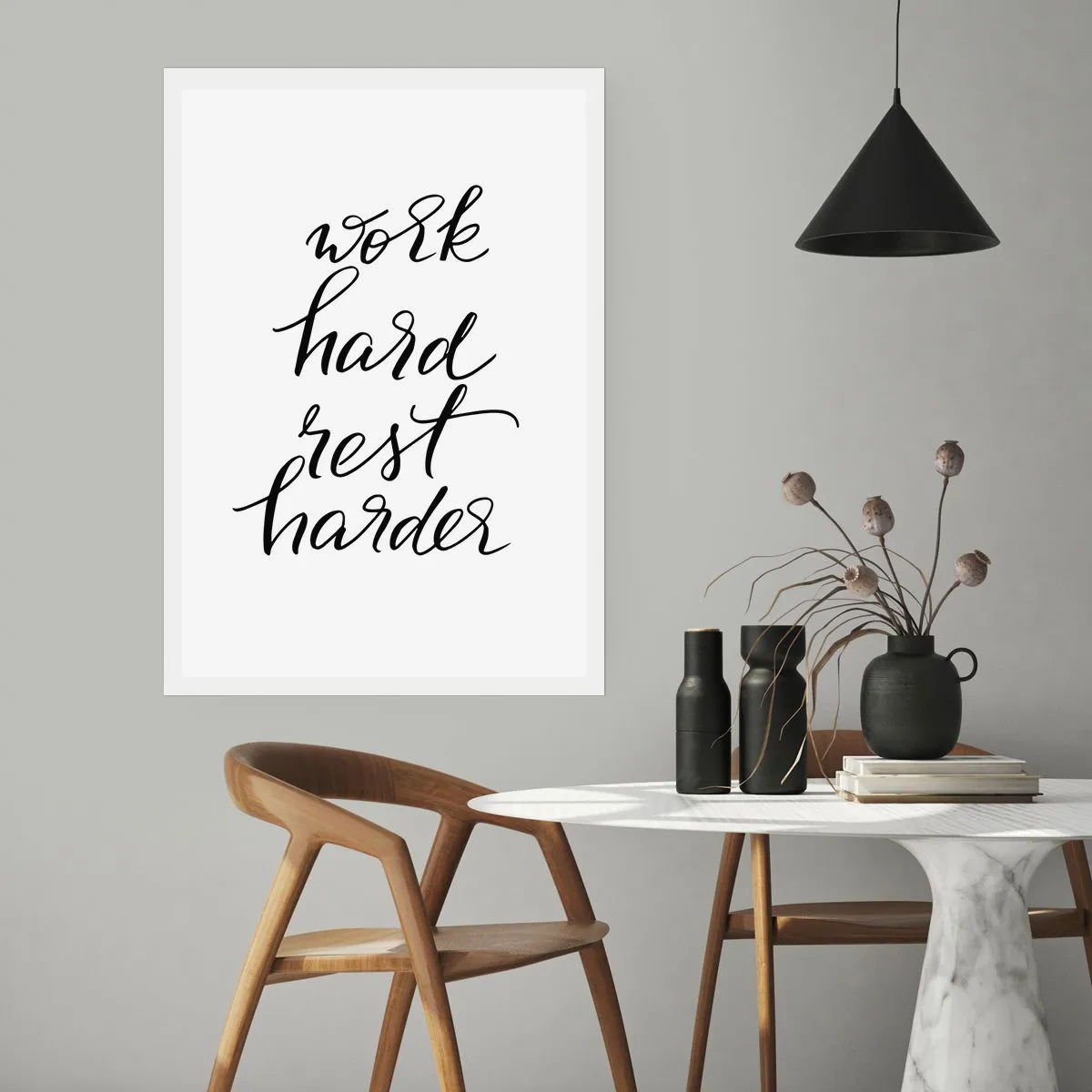 Plakat - Motywujący napis 'Work hard rest harder' na białym tle - 50x70cm - Życiowa równowaga - Nowoczesna dekoracja ścienna do salonu, kuchni i sypialni ARTTOR