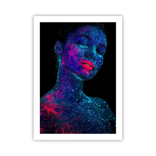 Plakat - Kobieta pokryta fluorescencyjnymi pyłkami w świetle UV - 50x70cm - W gwiezdnym pyle - Nowoczesna dekoracja ścienna do salonu, kuchni i sypialni ARTTOR