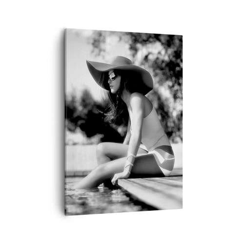Obraz na płótnie - Czarno-biała fotografia kobiety w kapeluszu nad basenem - 50x70cm - Letnie marzenie - Nowoczesna dekoracja ścienna do salonu, kuchni i sypialni ARTTOR