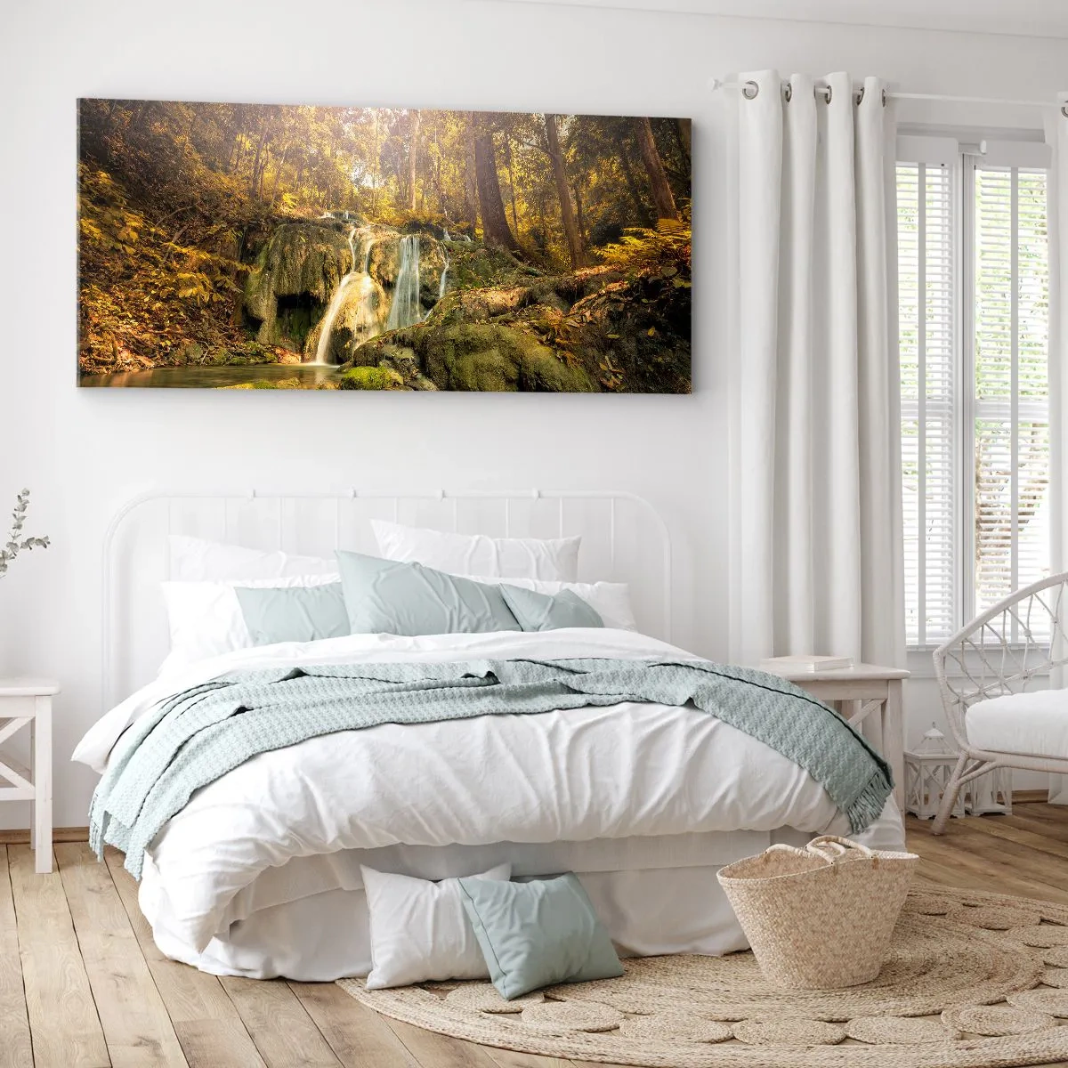 Obraz na płótnie - Leśny wodospad w promieniach słońca otoczony zielenią - 120x50cm - Leśna kaskada w zieleni - Nowoczesna dekoracja ścienna do salonu i sypialni ARTTOR