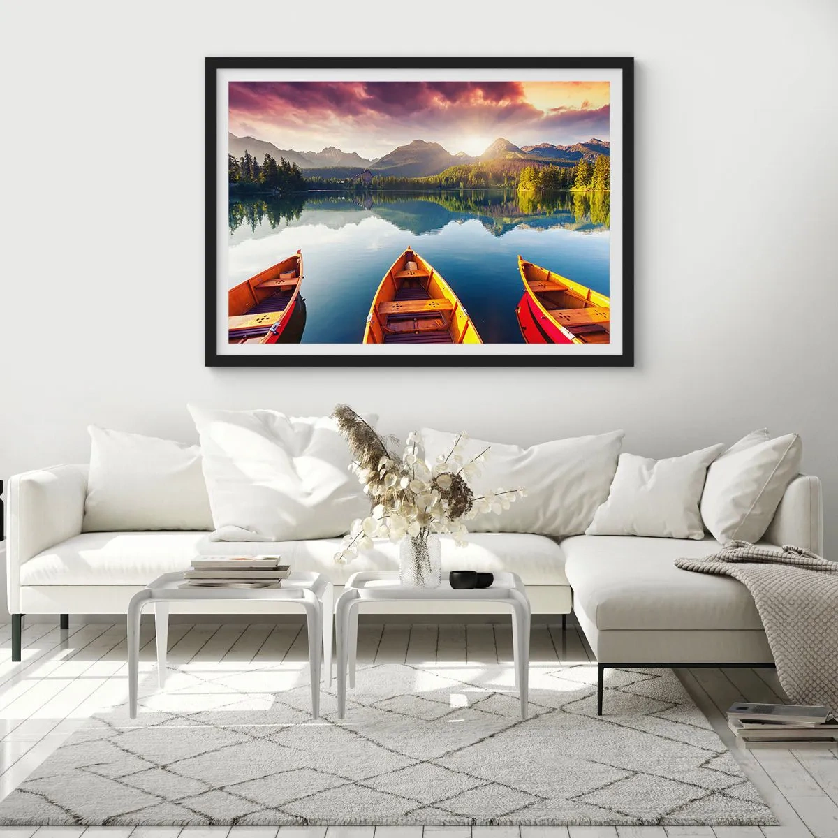 Plakat w czarnej ramie - Trzy drewniane łodzie na tle górskiego jeziora o zachodzie słońca - 100x70cm - Nic przeciw naturze - Nowoczesna dekoracja ścienna do salonu i sypialni ARTTOR