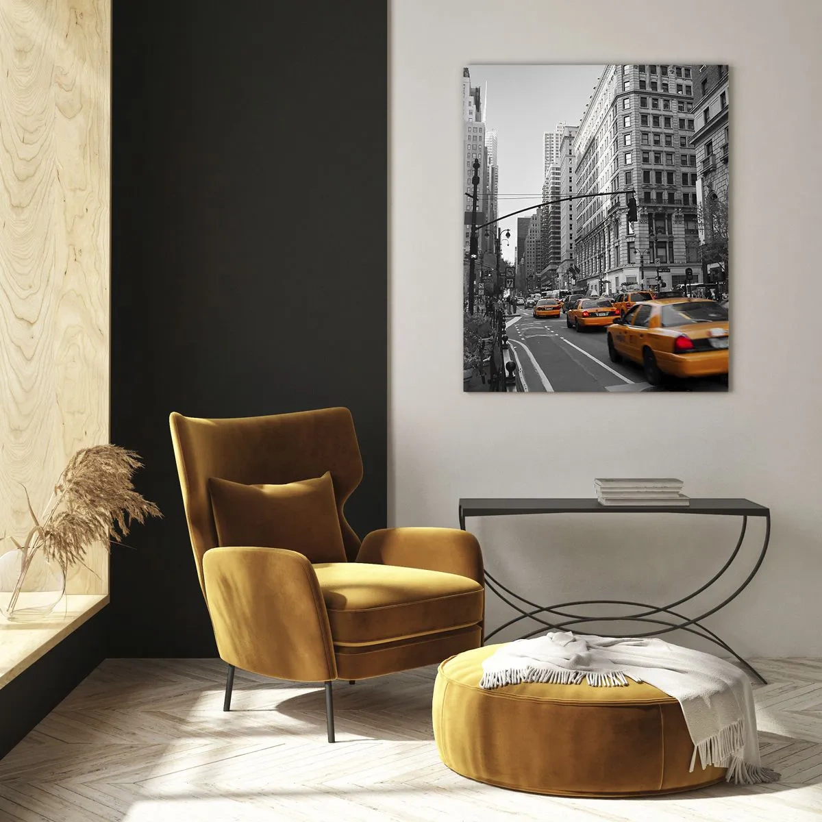 Obraz na szkle - Żółte taksówki na ulicach miasta w czarno-białej scenerii - 50x70cm - Słońca wielkiego miasta - Nowoczesna dekoracja ścienna do salonu, kuchni i sypialni ARTTOR