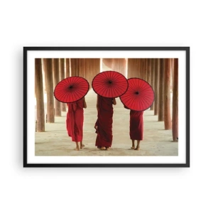 Plakat w czarnej ramie - Trzej mnisi z czerwonymi parasolami w tradycyjnej architekturze - 70x50cm - W drodze do Czystej Krainy - Nowoczesna dekoracja ścienna do salonu i sypialni ARTTOR