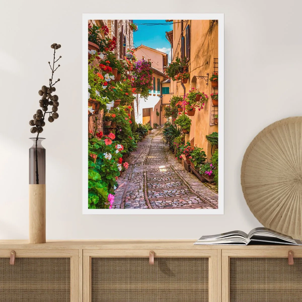 Plakat - Urocza uliczka z kwiatami i brukowaną ścieżką w słoneczny dzień - 50x70cm - Włoski zaułek - Nowoczesna dekoracja ścienna do salonu, kuchni i sypialni ARTTOR