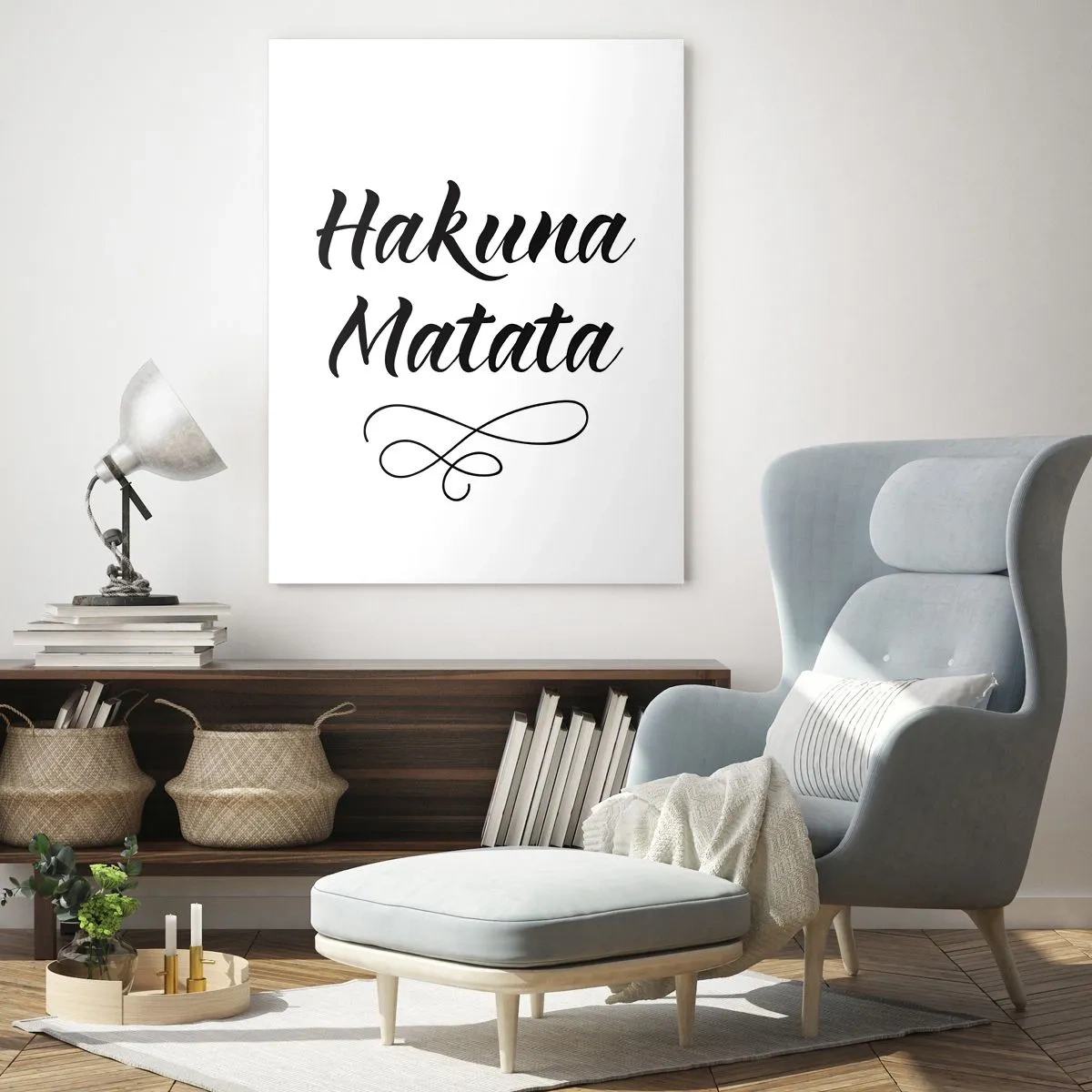 Obraz na szkle - Napis Hakuna Matata z ozdobnym akcentem na białym tle - 50x70cm - Najlepsza rada - Nowoczesna dekoracja ścienna do salonu, kuchni i sypialni ARTTOR