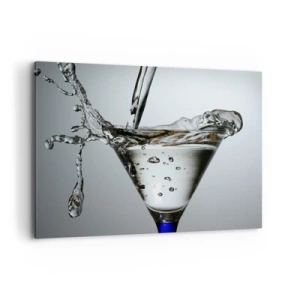 Obraz na płótnie - Szklanka martini z dynamicznym rozpryskiem wody na jasnym tle. - 120x80cm - Nad brzegiem pucharu - Nowoczesna dekoracja ścienna do salonu, kuchni i sypialni ARTTOR