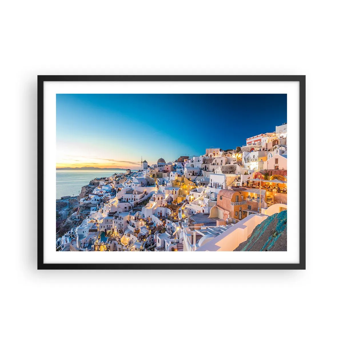 Plakat w czarnej ramie - Widok na greckie miasteczko o zachodzie słońca - 70x50cm - Esencja greckości - Nowoczesna dekoracja ścienna do salonu i sypialni ARTTOR