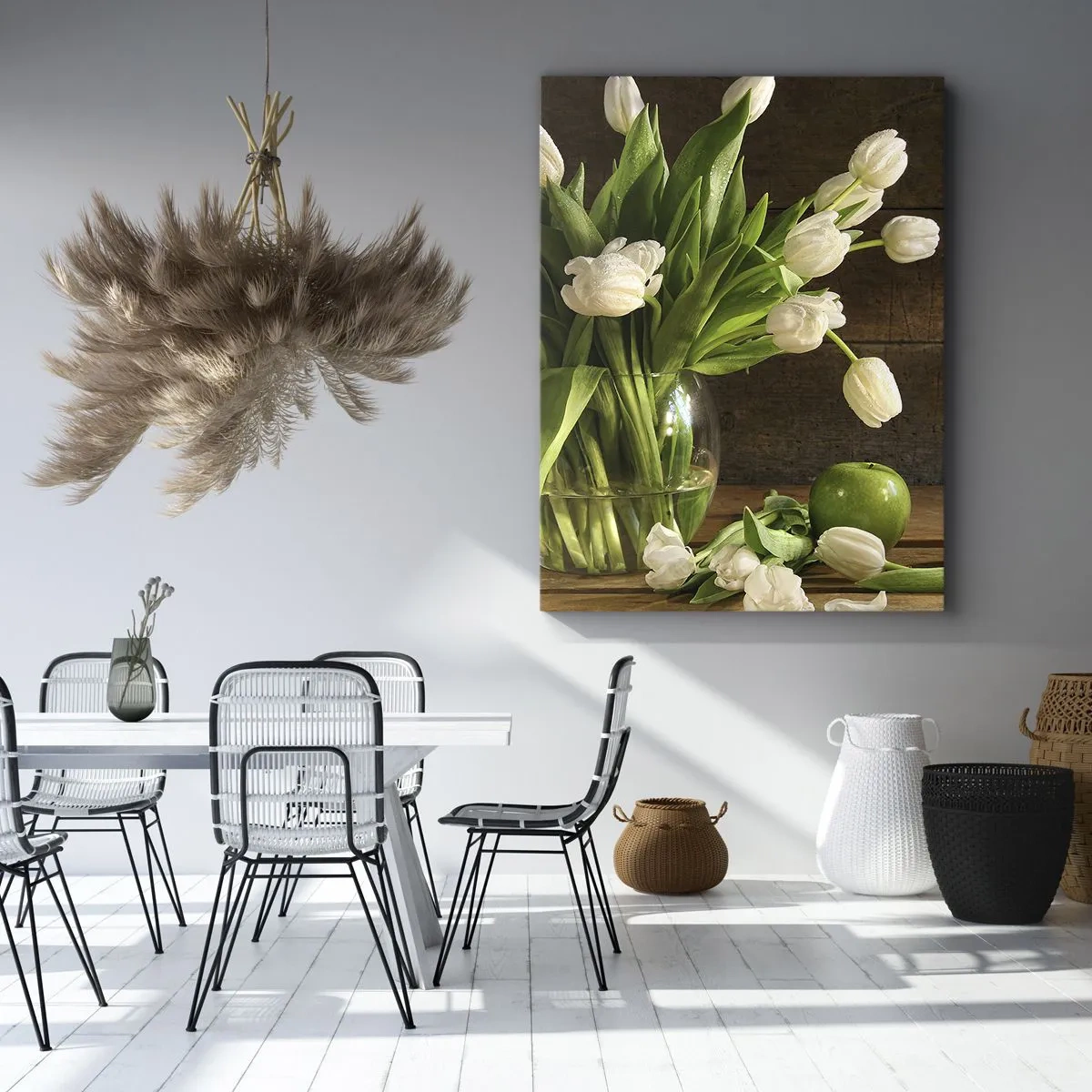 Obraz na płótnie - Bukiet białych tulipanów w szklanym wazonie z zielonymi jabłkami - 80x120cm - Soczyste i świeże w zieleni i bieli - Nowoczesna dekoracja ścienna do salonu i sypialni ARTTOR