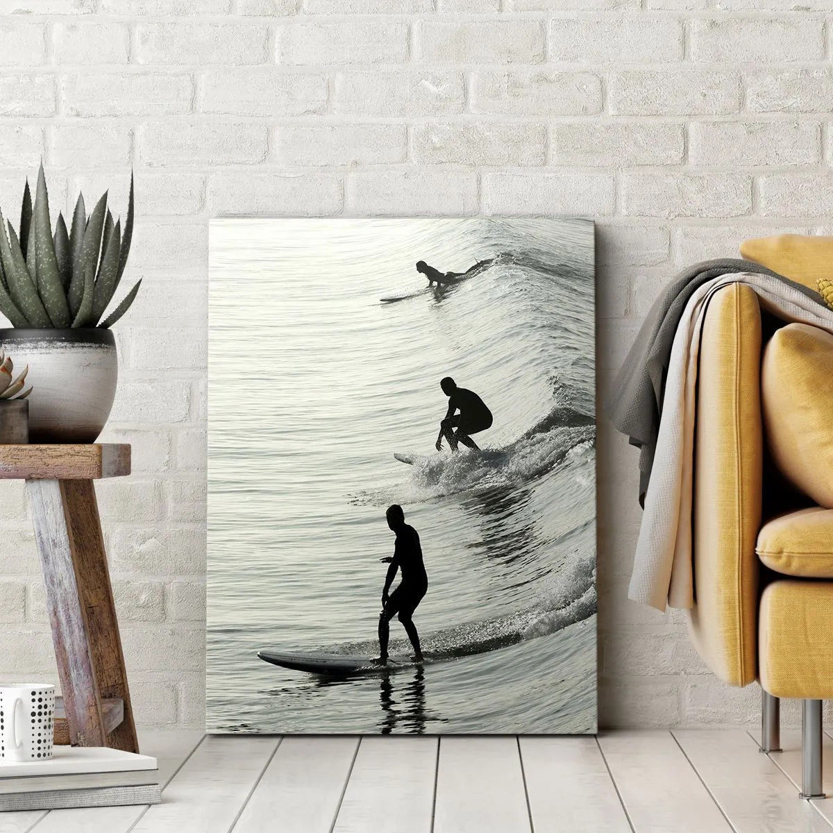 Obraz na płótnie - Surferzy na falach w monochromatycznym ujęciu - 70x100cm - Na spotkanie fali - Nowoczesna dekoracja ścienna do salonu i sypialni ARTTOR