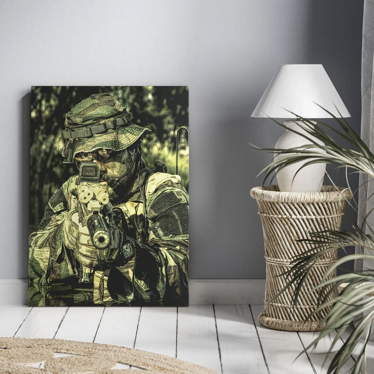 Obraz na płótnie - Żołnierz w kamuflażu celujący z karabinu w leśnym otoczeniu - 50x70cm - Najlepszy z najlepszych - Nowoczesna dekoracja ścienna do salonu, kuchni i sypialni ARTTOR