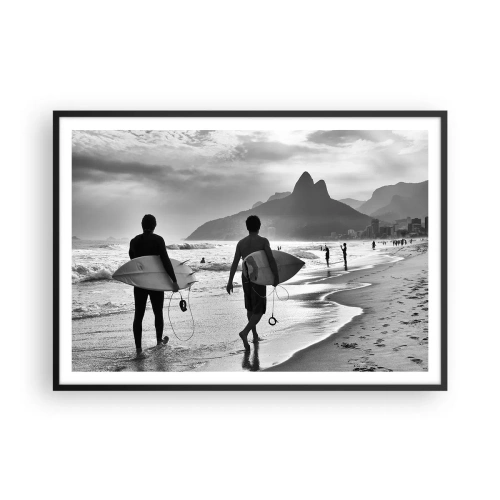 Plakat w czarnej ramie - Dwóch surferów idących po plaży z deskami w czarno-białej tonacji - 100x70cm - Samba na jedną falę - Nowoczesna dekoracja ścienna do salonu i sypialni ARTTOR