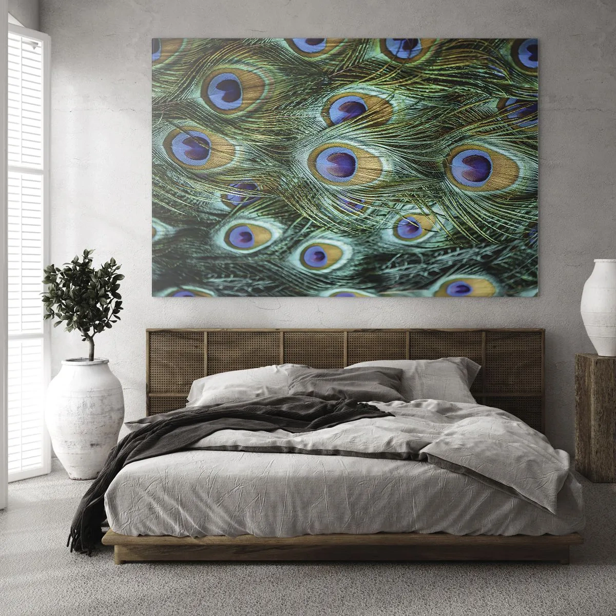 Obraz na szkle - Detal piór pawia z wyraźnymi oczkami - 70x50cm - Pawiookie spojrzenie - Nowoczesna dekoracja ścienna do salonu i sypialni ARTTOR