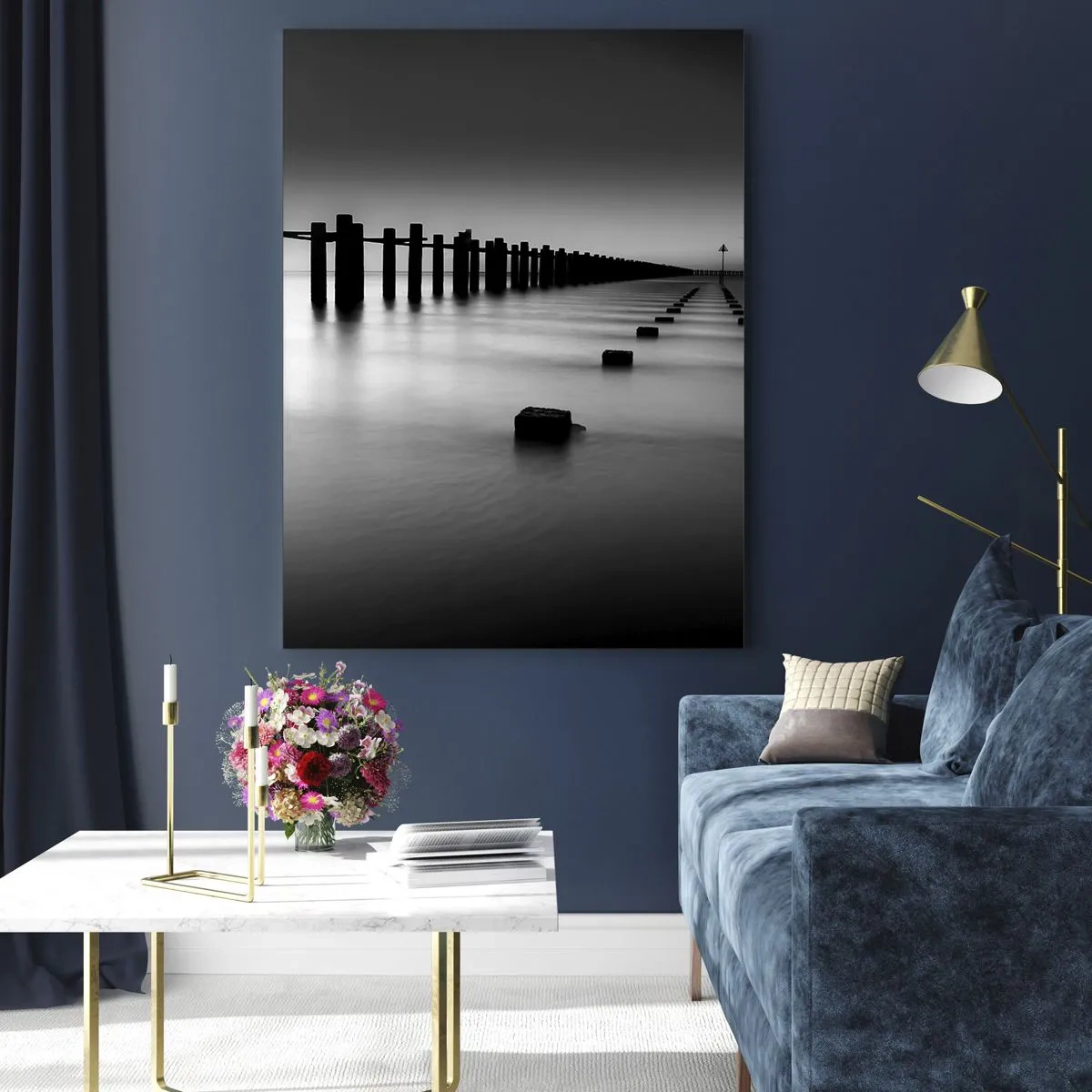 Obraz na szkle - Minimalistyczny pomost na spokojnej wodzie w czerni i bieli - 50x70cm - Szara dal we mgle - Nowoczesna dekoracja ścienna do salonu, kuchni i sypialni ARTTOR