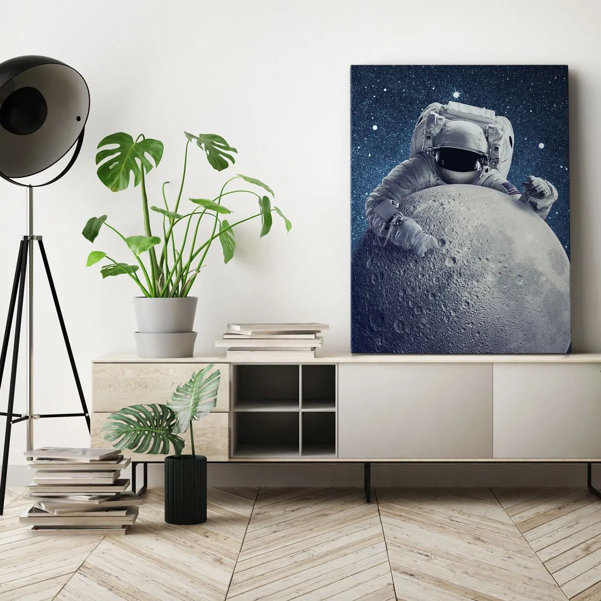 Obraz na płótnie - Astronauta w skafandrze trzymający Księżyc na tle gwiaździstego nieba - 50x70cm - Kosmiczny żartowniś - Nowoczesna dekoracja ścienna do salonu, kuchni i sypialni ARTTOR