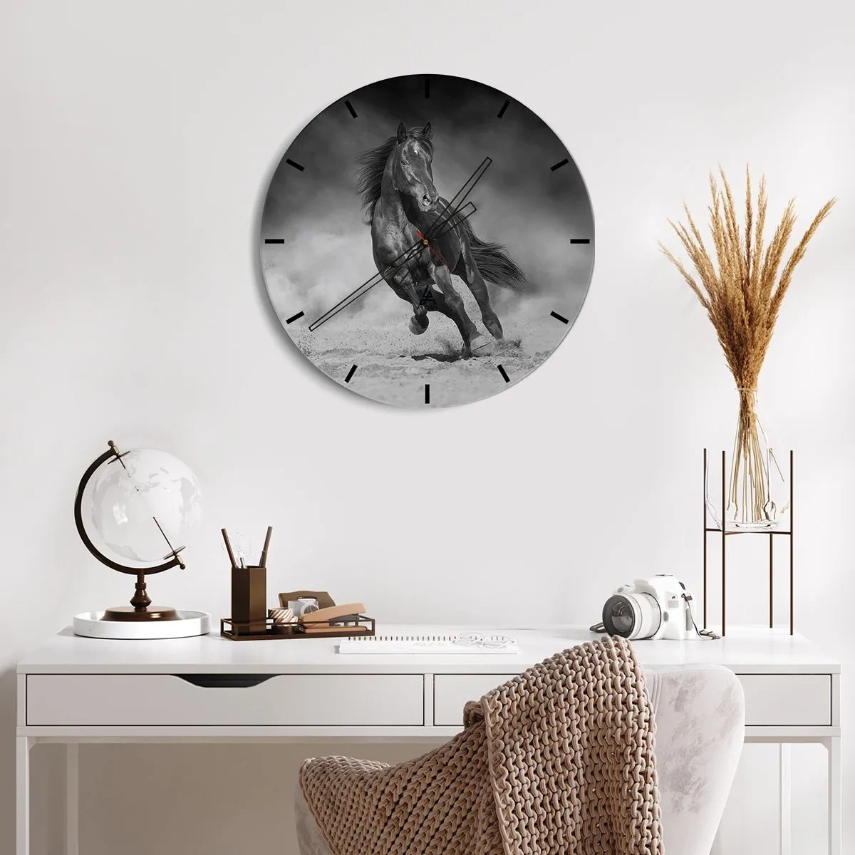 Zegar ścienny - Ilustracja kobiety z makijażem trzymającej orchideę przy ustach - 30x30cm - Godny samego emira - Nowoczesna dekoracja ścienna do salonu, kuchni i sypialni ARTTOR