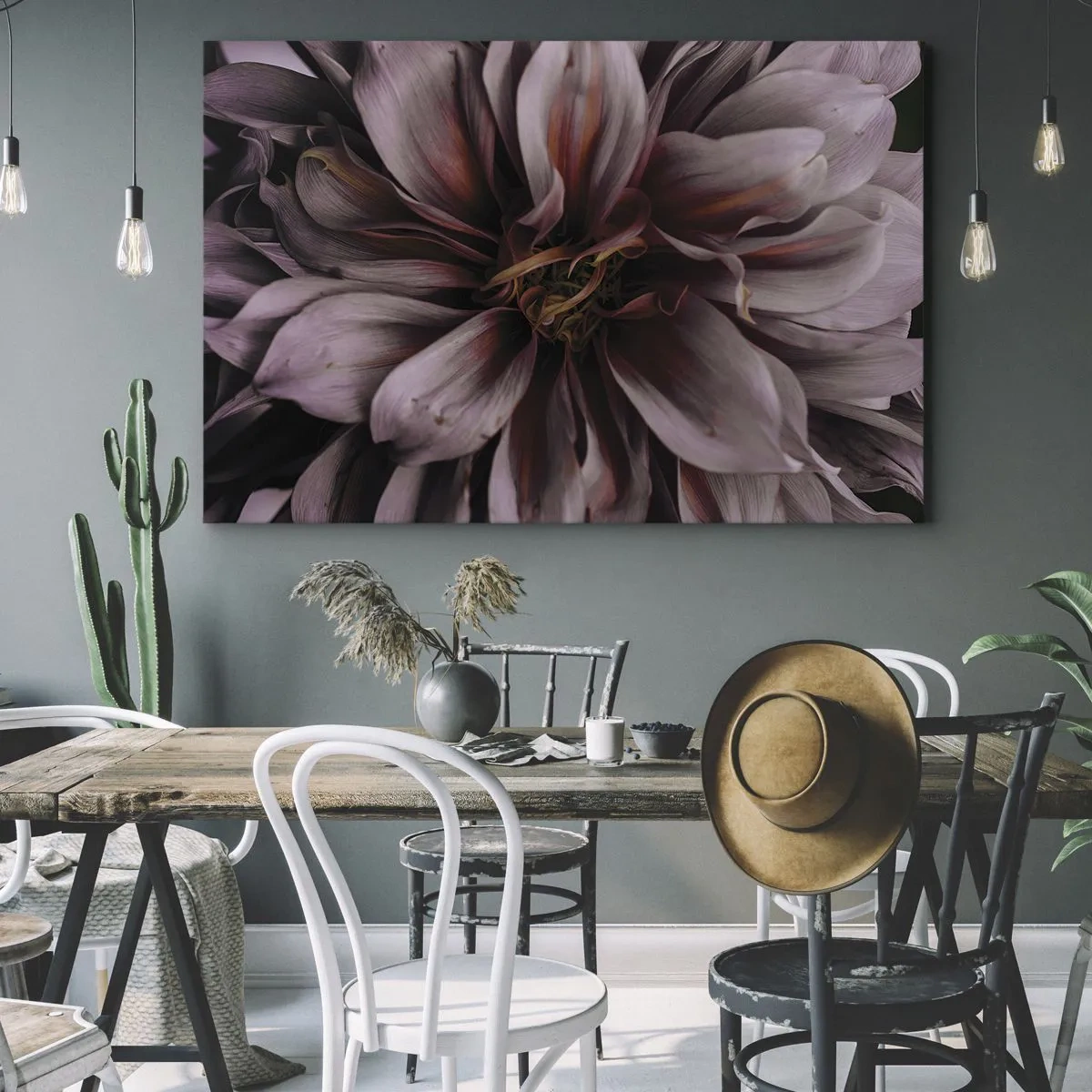 Obraz na płótnie - Zbliżenie na detal dużego kwiatu w subtelnych barwach - 70x50cm - Kwietne serce - Nowoczesna dekoracja ścienna do salonu i sypialni ARTTOR