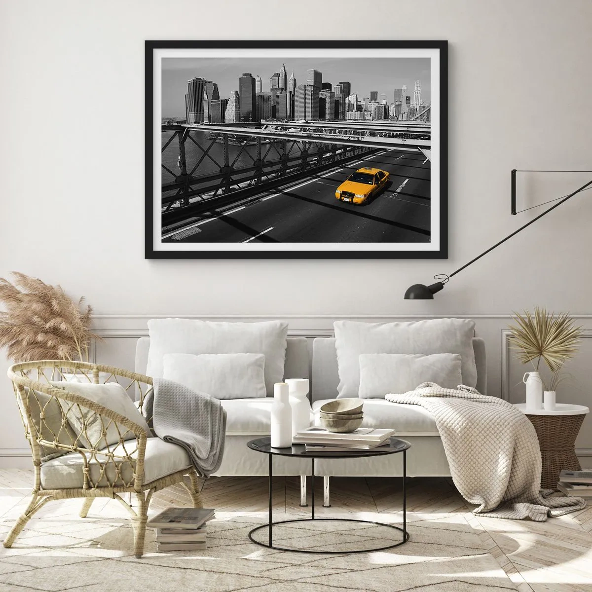 Plakat w czarnej ramie - Żółta taksówka na moście z panoramą Nowego Jorku - 100x70cm - Kolor wielkiego miasta - Nowoczesna dekoracja ścienna do salonu i sypialni ARTTOR