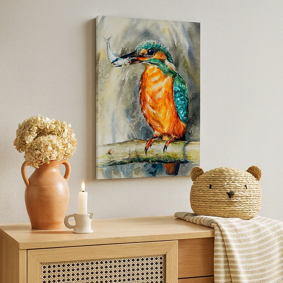 Obraz na płótnie - Kolorowy zimorodek z rybą w dziobie na tle natury - 50x70cm - Prawo natury - Nowoczesna dekoracja ścienna do salonu, kuchni i sypialni ARTTOR