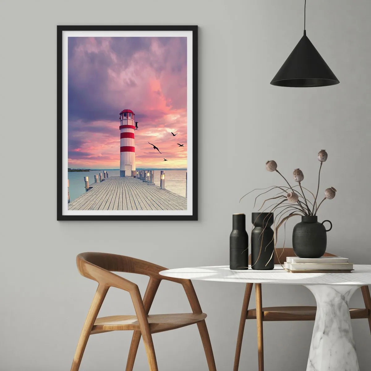 Plakat w czarnej ramie - Latarnia morska na tle zachodu słońca - 50x70cm - Pora do portu - Nowoczesna dekoracja ścienna do salonu i sypialni ARTTOR