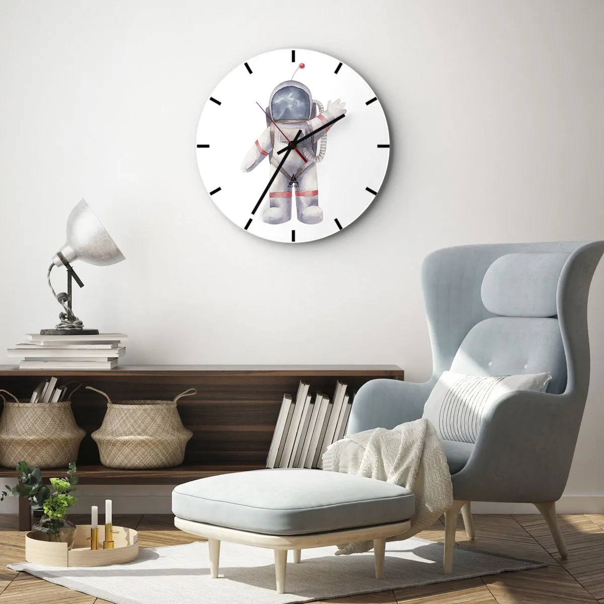 Zegar ścienny - Ilustracja kosmonauty z uniesioną ręką na białym tle - 30x30cm - To na razie! - Nowoczesna dekoracja ścienna do salonu, kuchni i sypialni ARTTOR