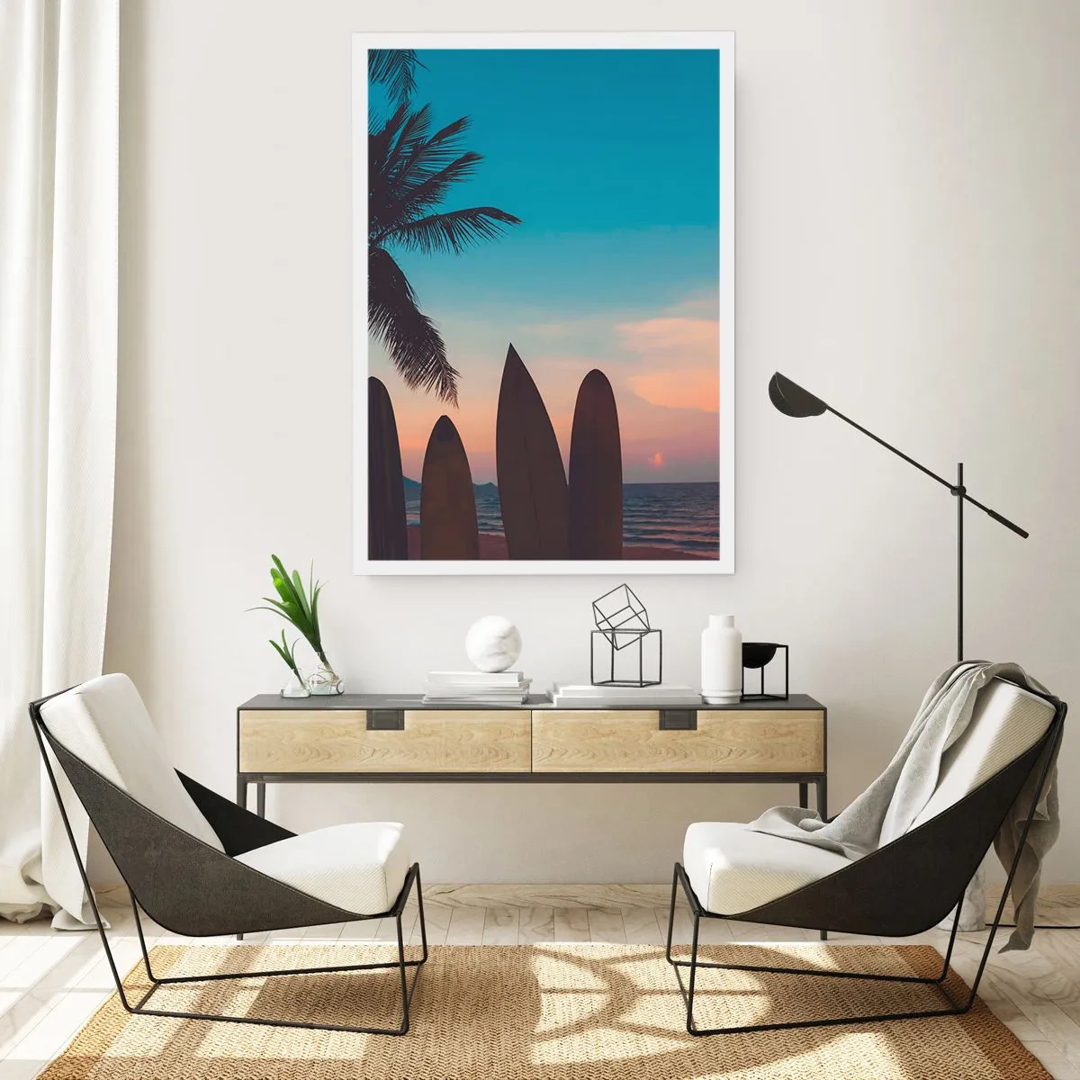 Plakat - Deski surfingowe na plaży w tle zachód słońca i palmy - 50x70cm - Jutro też będzie zabawa - Nowoczesna dekoracja ścienna do salonu, kuchni i sypialni ARTTOR