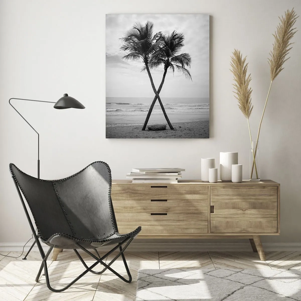 Obraz na szkle - Czarno-biała fotografia dwóch palm na plaży z ich pniami skrzyżowanymi na tle oceanu - 70x100cm - Czuła obecność - Nowoczesna dekoracja ścienna do salonu i sypialni ARTTOR