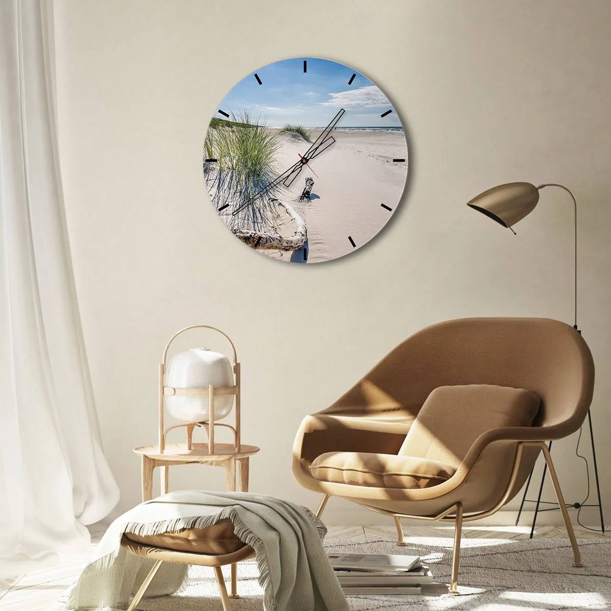 Zegar ścienny - Plaża z piaskiem, trawami i widokiem na morze w słoneczny dzień - 30x30cm - Najpiękniejsza? Bałtycka - Nowoczesna dekoracja ścienna do salonu, kuchni i sypialni ARTTOR
