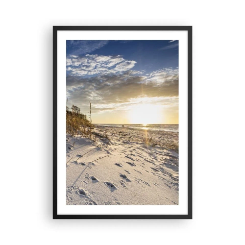 Plakat w czarnej ramie - Piaszczysta plaża oświetlona zachodzącym słońcem - 50x70cm - Zaproszenie na spacer - Nowoczesna dekoracja ścienna do salonu i sypialni ARTTOR