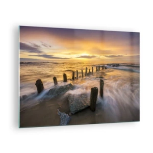 Obraz na szkle - Zachód słońca nad morzem z drewnianymi palami na plaży - 70x50cm - Surowe piękno Bałtyku - Nowoczesna dekoracja ścienna do salonu i sypialni ARTTOR