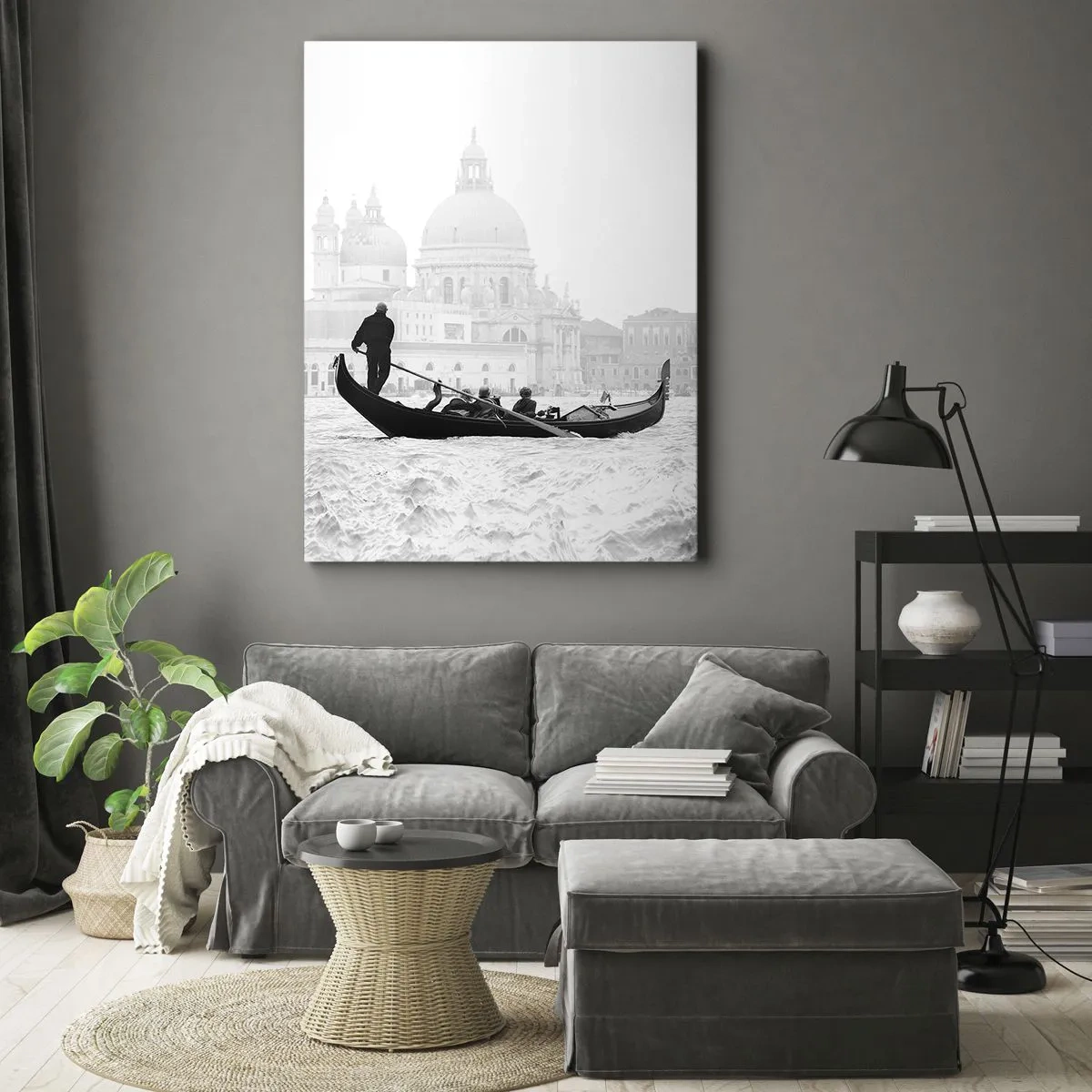 Obraz na płótnie - Czarno-biała gondola na tle Wenecji - 50x70cm - Podróż do źródeł piękna - Nowoczesna dekoracja ścienna do salonu, kuchni i sypialni ARTTOR