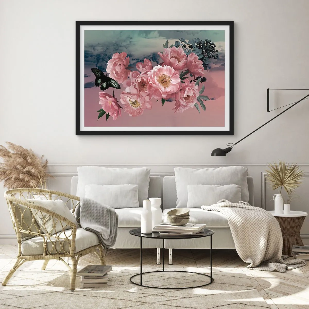 Plakat w czarnej ramie - Różowe piwonie z motylem na pastelowym tle - 70x50cm - Szczyt romantyzmu - Nowoczesna dekoracja ścienna do salonu i sypialni ARTTOR