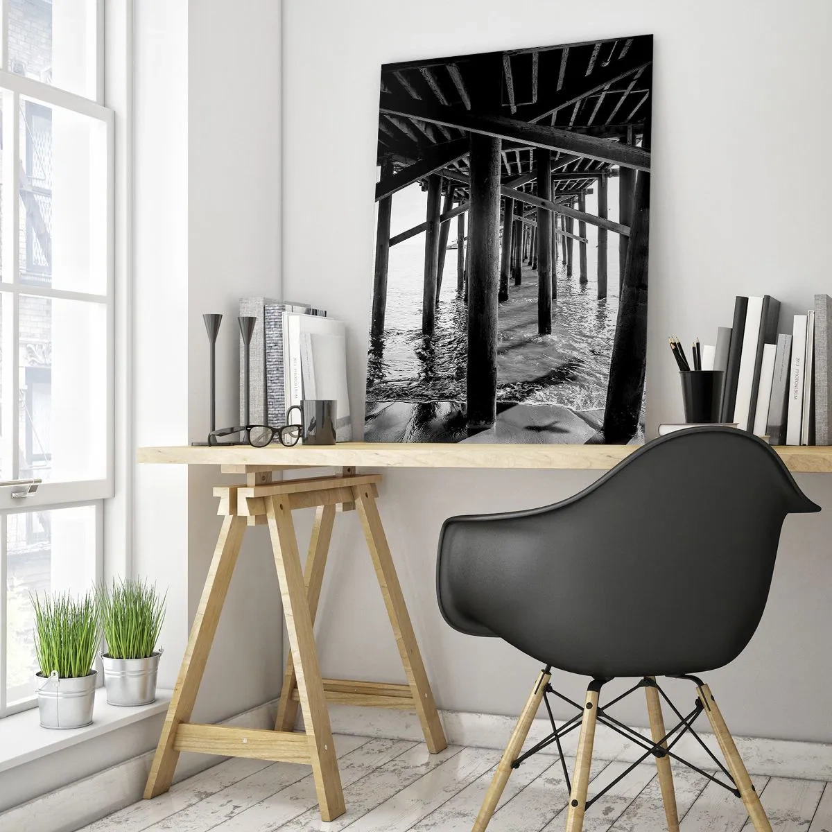 Obraz na szkle - Czarno-biała fotografia drewnianej konstrukcji mola nad wodą - 70x100cm - Plażowa kryjówka - Nowoczesna dekoracja ścienna do salonu i sypialni ARTTOR