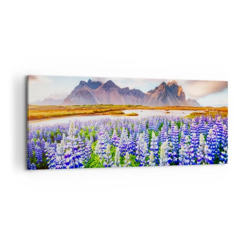 Obraz na płótnie - Kwiaty w górskim krajobrazie z malowniczym niebem - 120x50cm - Siła i surowość obok łagodności - Nowoczesna dekoracja ścienna do salonu i sypialni ARTTOR