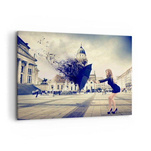 Obraz na płótnie - Kobieta z parasolem w artystycznej kompozycji na miejskim tle - 120x80cm - Jest taki wiatr… - Nowoczesna dekoracja ścienna do salonu, kuchni i sypialni ARTTOR