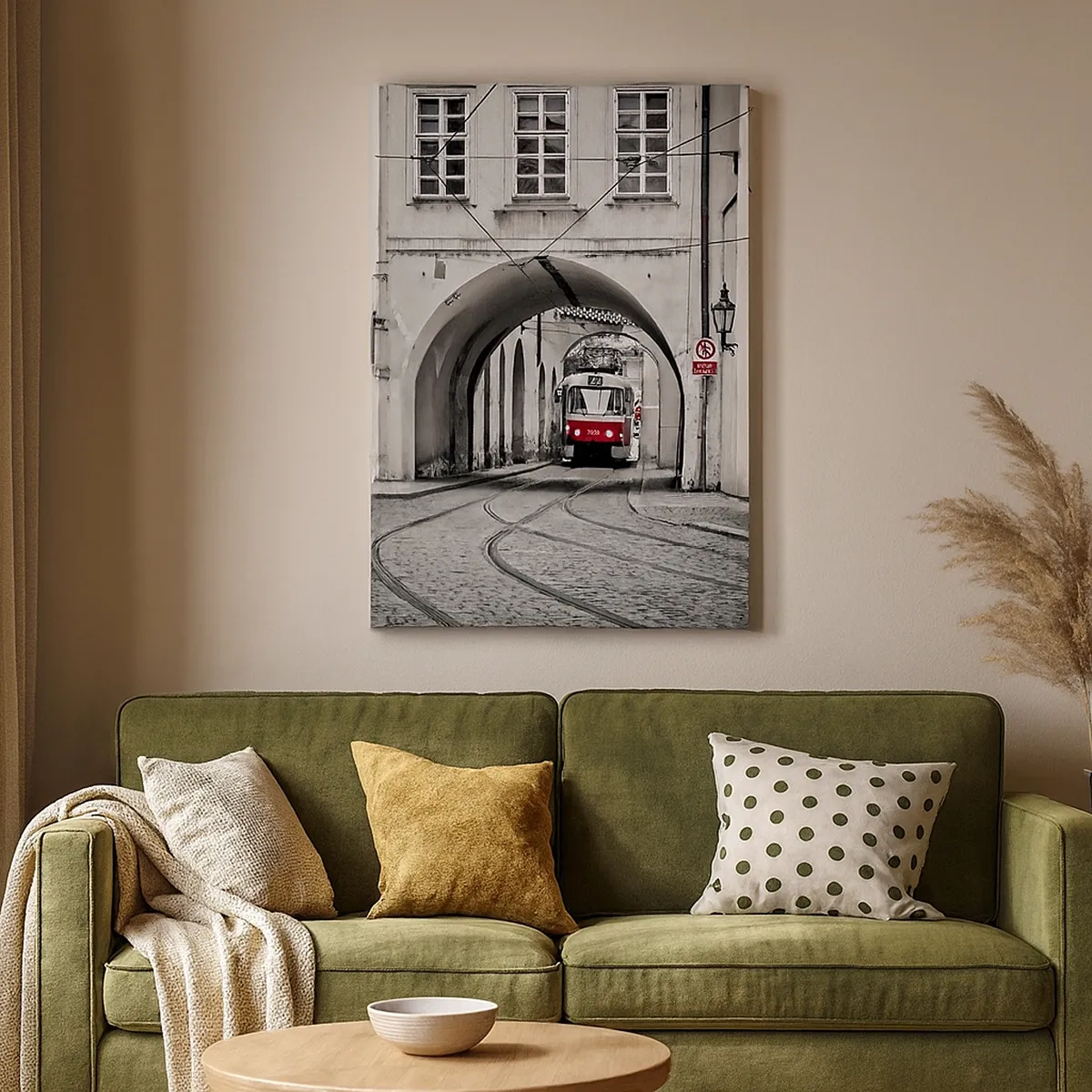 Obraz na płótnie - Czarno-biała fotografia tramwaju przejeżdżającego przez łukowy tunel - 50x70cm - Przez miejski labirynt - Nowoczesna dekoracja ścienna do salonu, kuchni i sypialni ARTTOR