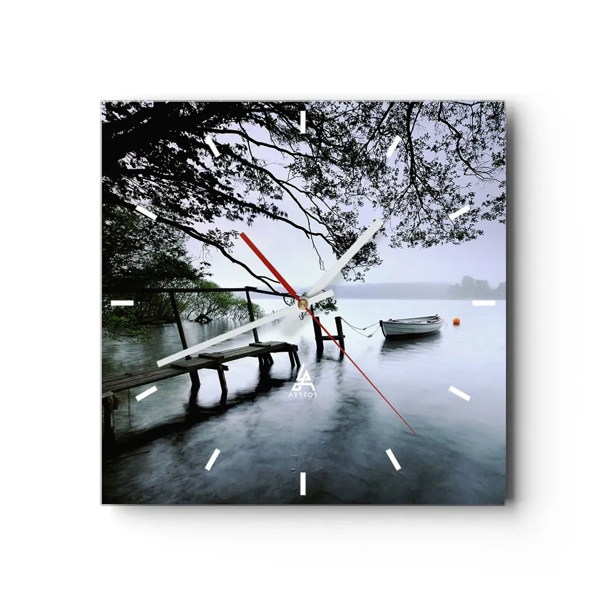 Zegar ścienny - Pomost nad wodą z łodzią w tle otoczoną mglistym krajobrazem - 30x30cm - Już odpoczywasz - Nowoczesna dekoracja ścienna do salonu i sypialni ARTTOR
